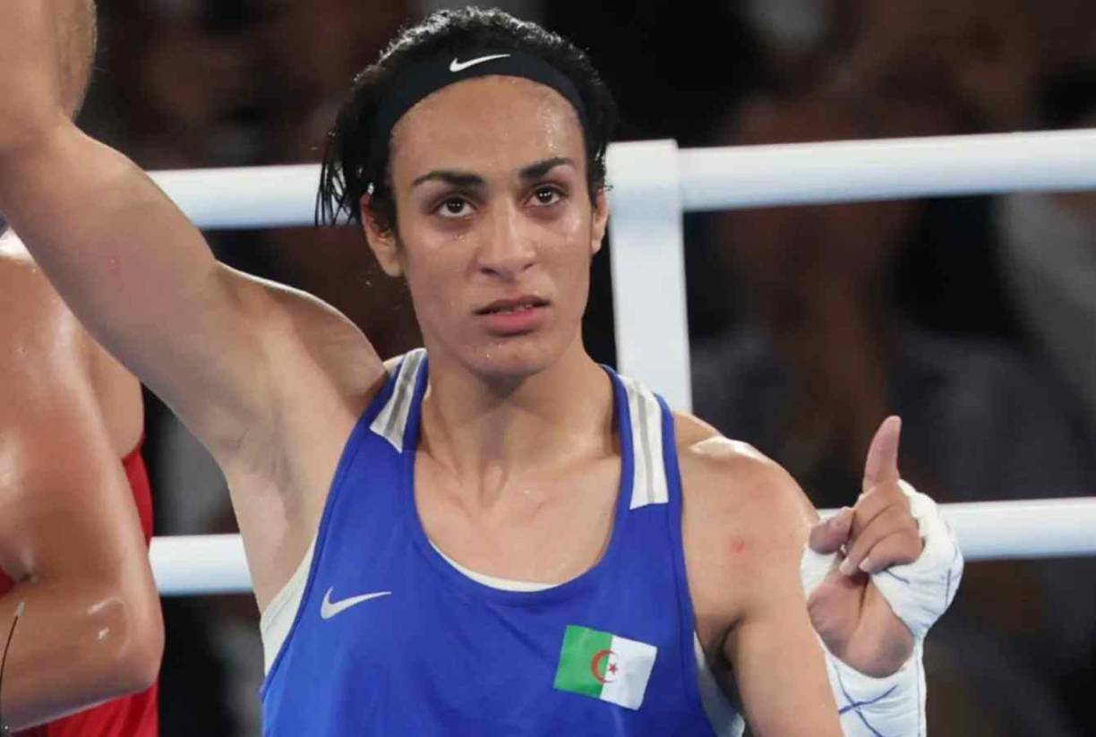 El periodista francés Djaffar Ait Aoudia publicó esta semana en ‘Le Correspondant’ datos que habría sacado de un informe médico de la boxeadora de 25 años y que señalaban que tendría cromosomas ‘XY’ (masculinos), lo que ha vuelto a crear polémica sobre la argelina.