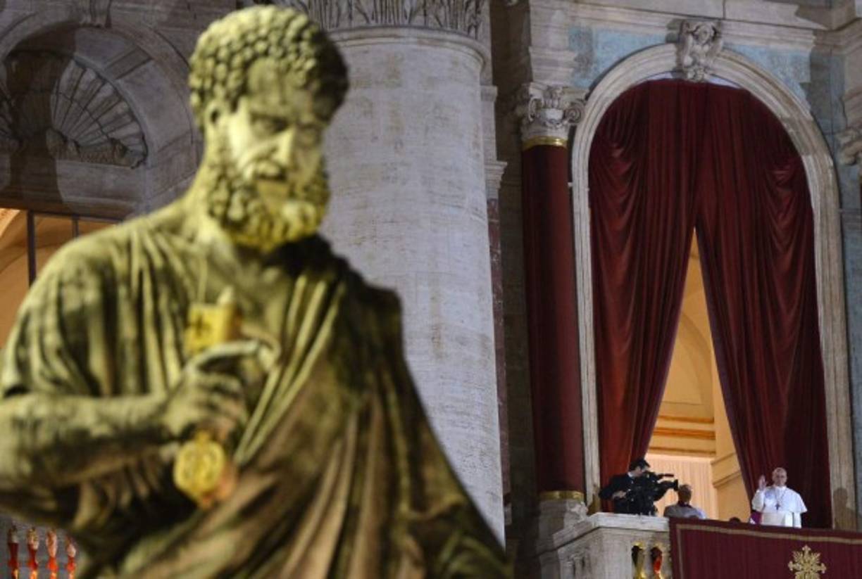 Humo blanco. El argentino Jorge Maria Bergoglio salió al balcón del Vaticano el 13 de marzo de 2013, tras ser elegido como el nuevo Papa, convirtiéndose en el primer Sumo Pontífice latinoaméricano jesuita en llegar a la plaza de San Pedro.