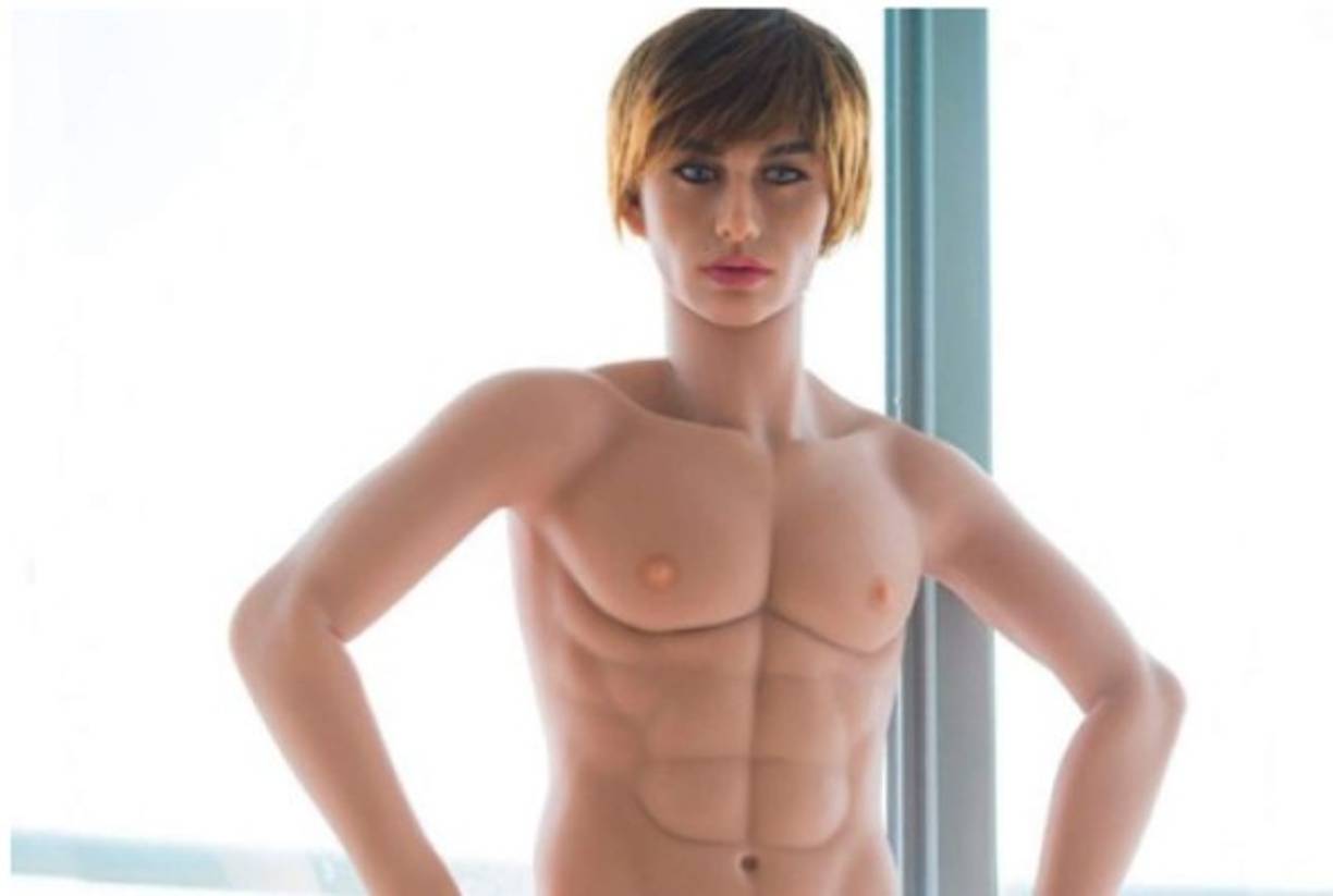 En la descripción del producto se indica que el muñeco 'puede hacer todo tipo de poses sexis de manera flexible'. Incluso los compradores pueden elegir el tamaño del miembro, detalle que ha elevado la polémica en redes sociales.