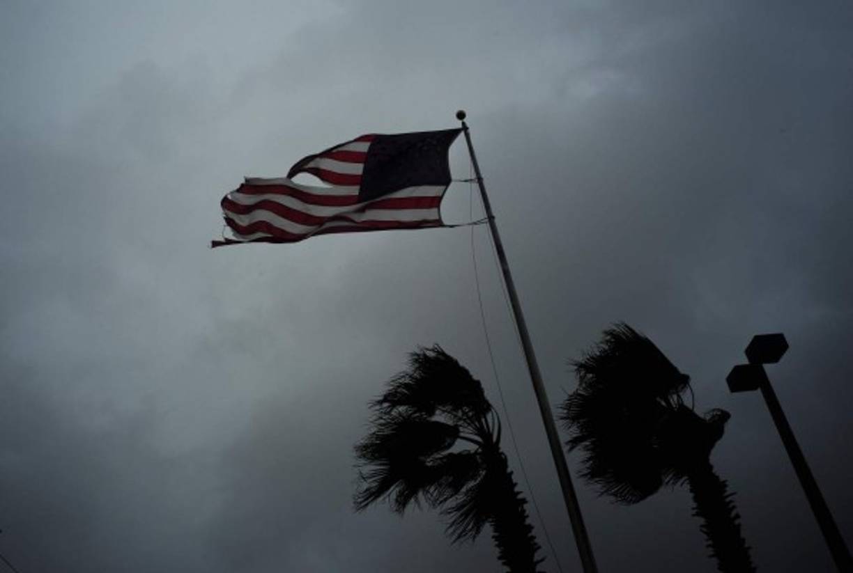 Una desgarrada bandera estadounidense ondea al viento en Atlantic Beach.