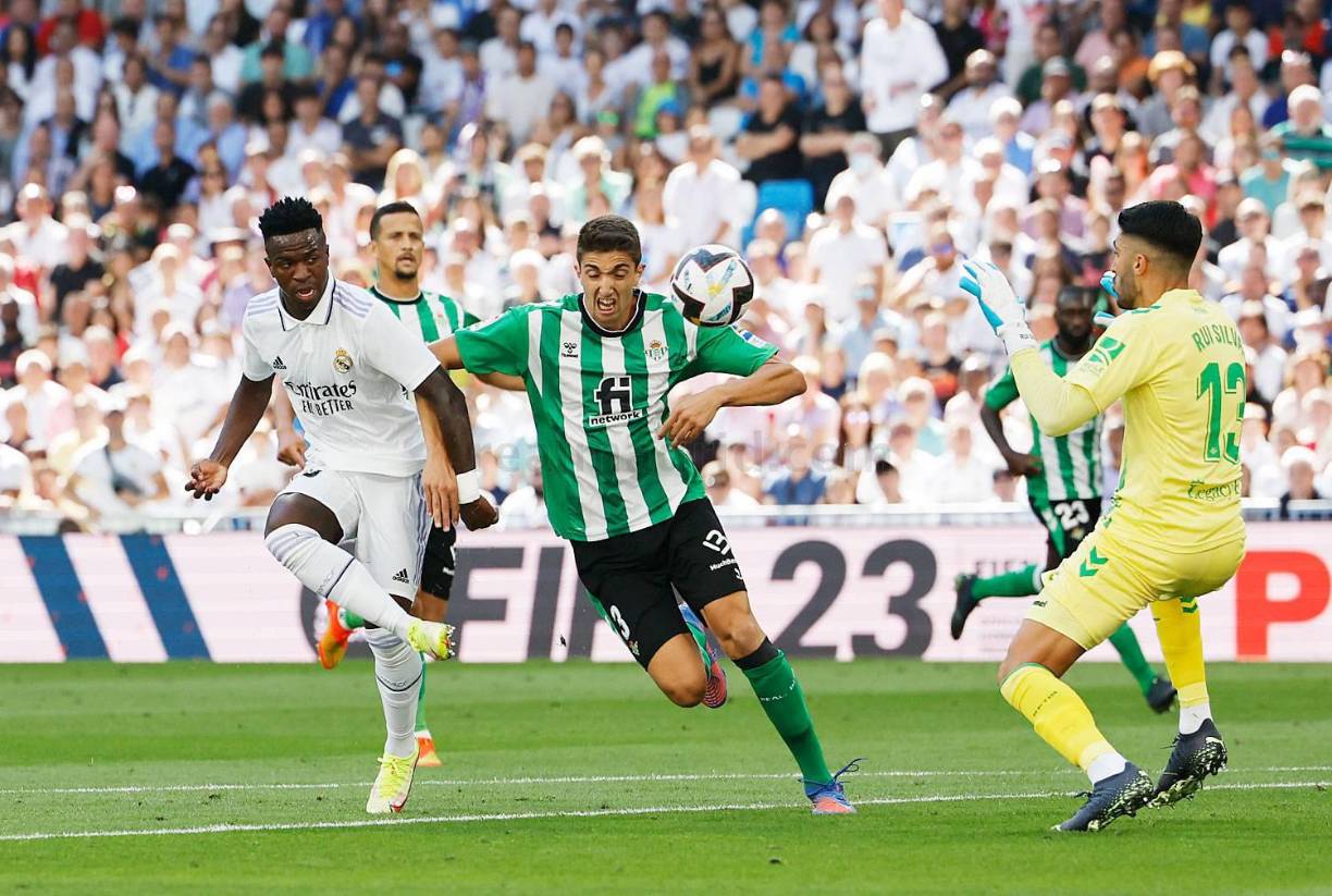 Vinicius abrió el marcador con este disparo de vaselina ante Rui Silva.