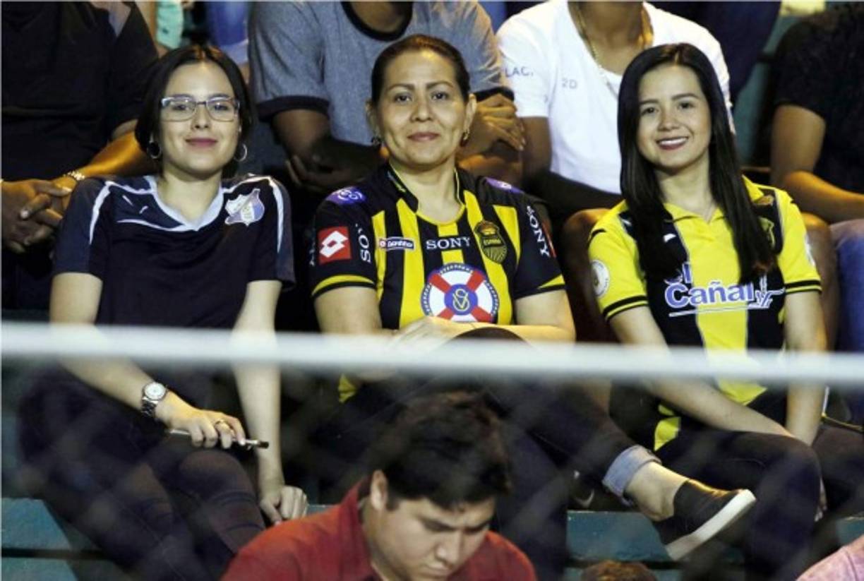 Ellas pusieron el lado bonito en las gradas del Micheletti, apoyando a sus amados equipos, Honduras Progreso y Real España.