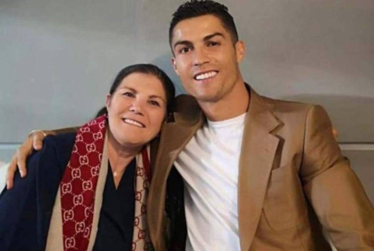 Dolores Aveiro, madre de Cristiano Ronaldo, sufrió un accidente cerebrovascular que la obligó a pasar 20 días internada en un hospital. Hoy afortunadamente luce mejor tras su recuperación y CR7 ha tenido un lindo y costoso detalle con ella.