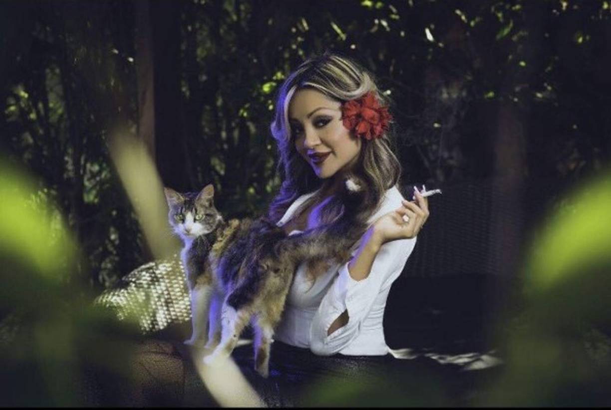 Ella opina que a través de las webcams crea relaciones directas con sus clientes, entre los que se encuentran actores, políticos y gente de todo el mundo.<br/>