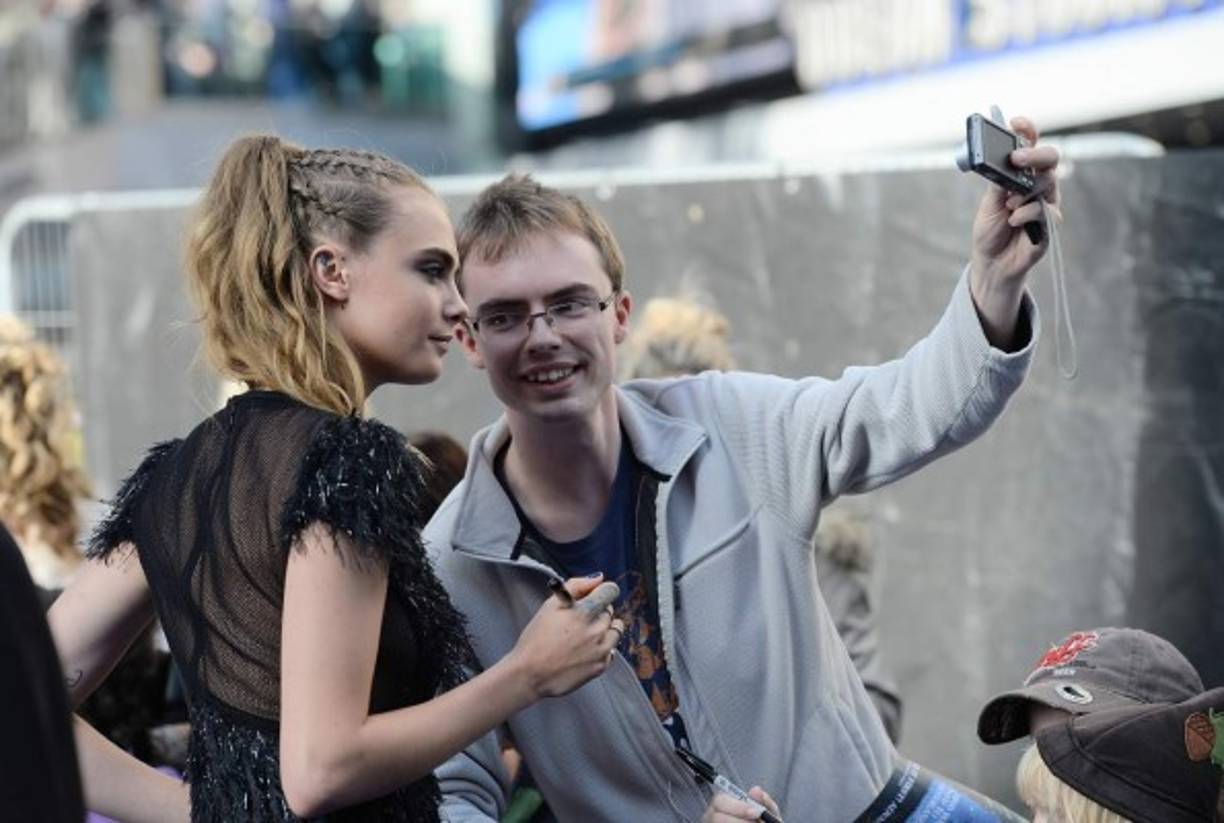 A Cara le encanta compartir con sus fans.