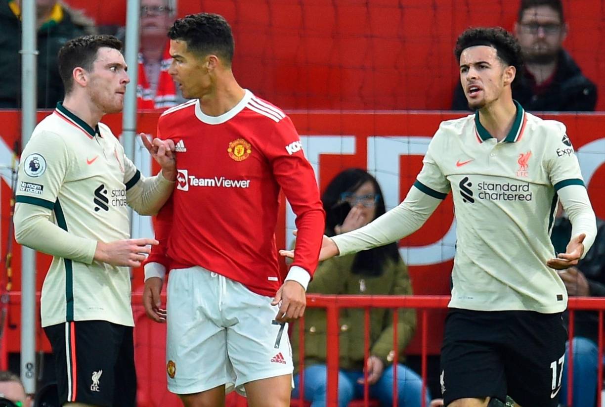 Los jugadores de Liverpool mostraron su enojo, se armó una pequeña trifulca y finalmente el juez Anthony Taylor solo decidió amonestar con una tarjeta amarilla a CR7.