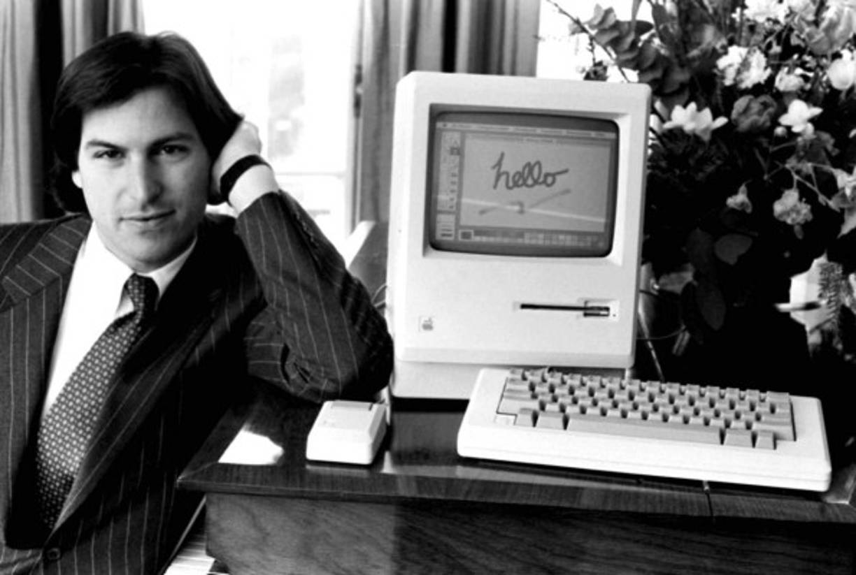 Steve Jobs no obtuvo un título universitario:«La verdad sea dicha, yo nunca me gradué. Esto es lo más cerca que he estado de una graduación universitaria», indicó Jobs cuando ofreció un discurso a los alumnos que se graduaban en la Universidad de Standford en 2005. Luego de dejar la universidad, el fundador de Apple se matriculó en un curso de caligrafía que le permitió diseñar, años después, una computadora con mejor tipografía. <br/>Información:ABC