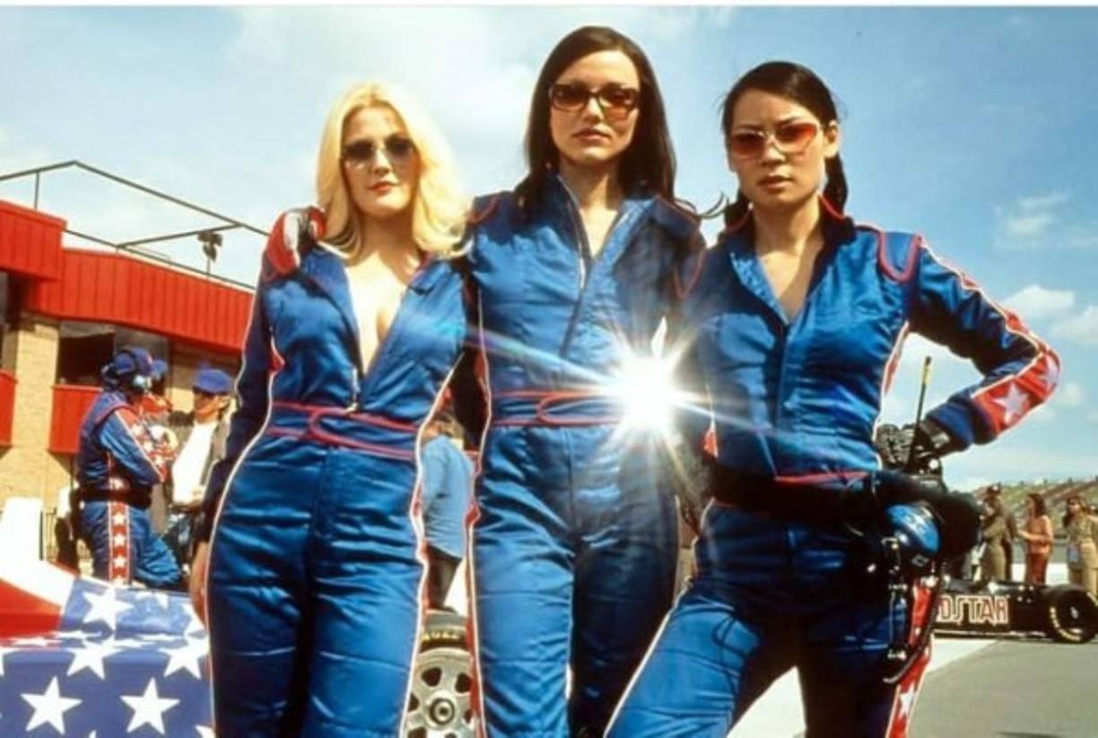 harlie utiliza un altavoz en sus oficinas para comunicarse con los ángeles, y su asistente Bosley (Bill Murray) trabaja directamente con ellos cuando sea necesario.<br/><br/>Pero dejemos de hablar de la película y enfoquémonos en las actrices, así lucen en la actualidad 20 años después de su exitosa participación: