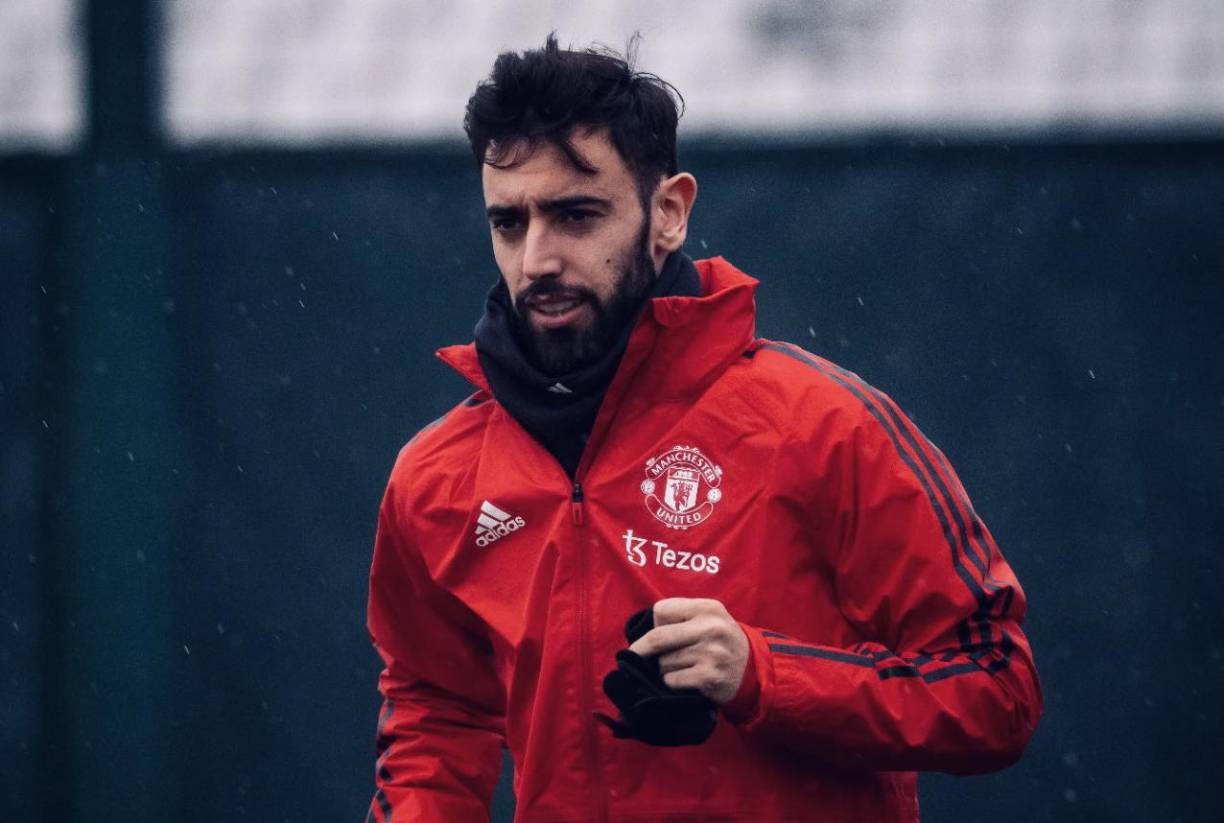 El Manchester United anunció que su volante internacional portugués Bruno Fernandes firmó un nuevo contrato con los ‘Diablos Rojos’ hasta 2026, con una opción de un año más. El jugador tenía contrato con el equipo inglés hasta 2025, y esta renovación lo sitúa entre los mejores pagados de la plantilla.