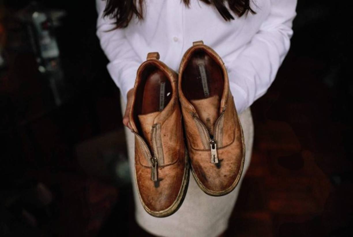 La razón de la victoria de Ocasio-Cortez la compartió ella misma en Twitter, donde subió una foto de un par de zapatos con las suelas agujereadas: 'Algunas personas dicen que gané por razones demográficas. Primero, eso es falso. Ganamos con votantes de todas las clases. Segundo, aquí está mi primer par de zapatos de campaña. Llamé a puertas hasta que la lluvia atravesó las suelas'.