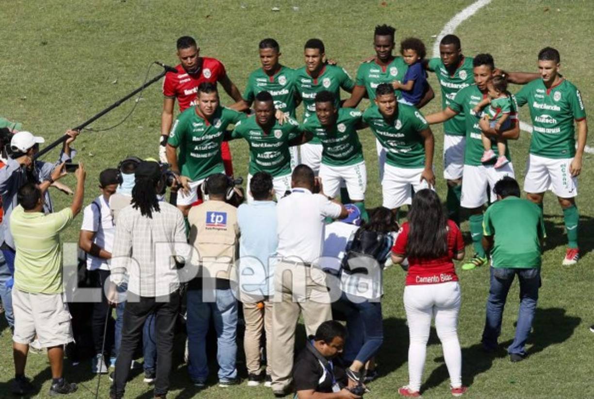 El once titular del Marathón, muy atentos los fotógrafos para tomar la instantánea.