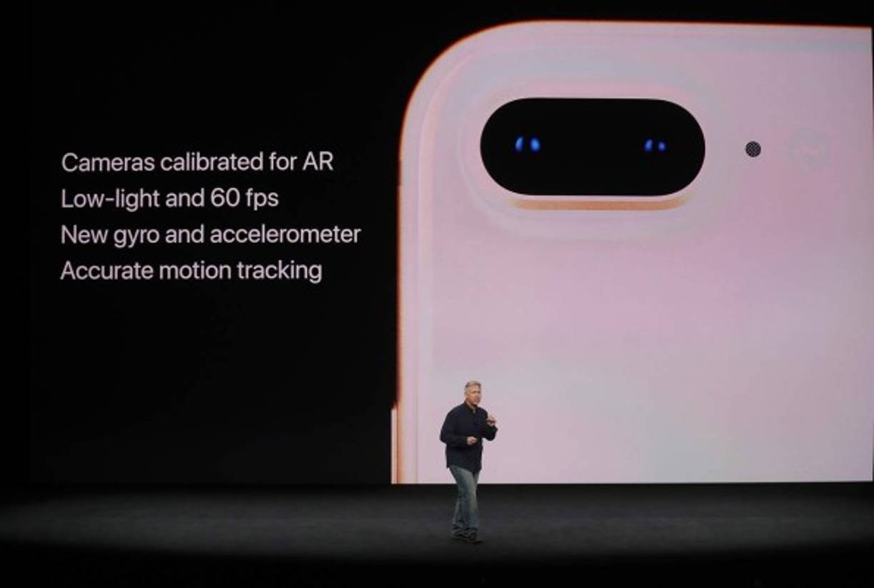 El iPhone X será compatible con un sistema para cargar sus baterías sin requerir de cargadores con cables. AFP