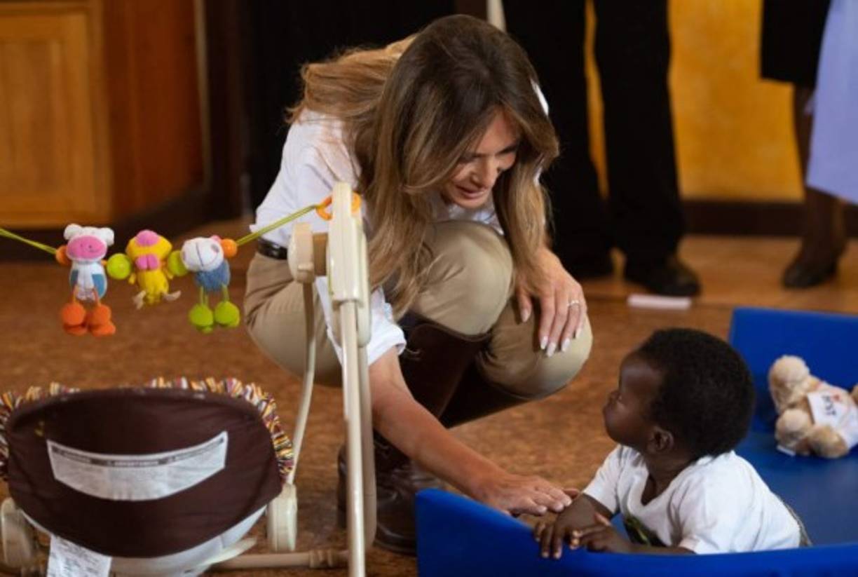 La ex modelo se ha mostrado muy conmovida por sus visitas a hospitales pediátricos y orfanatos en Ghana, Malaui y Kenia.