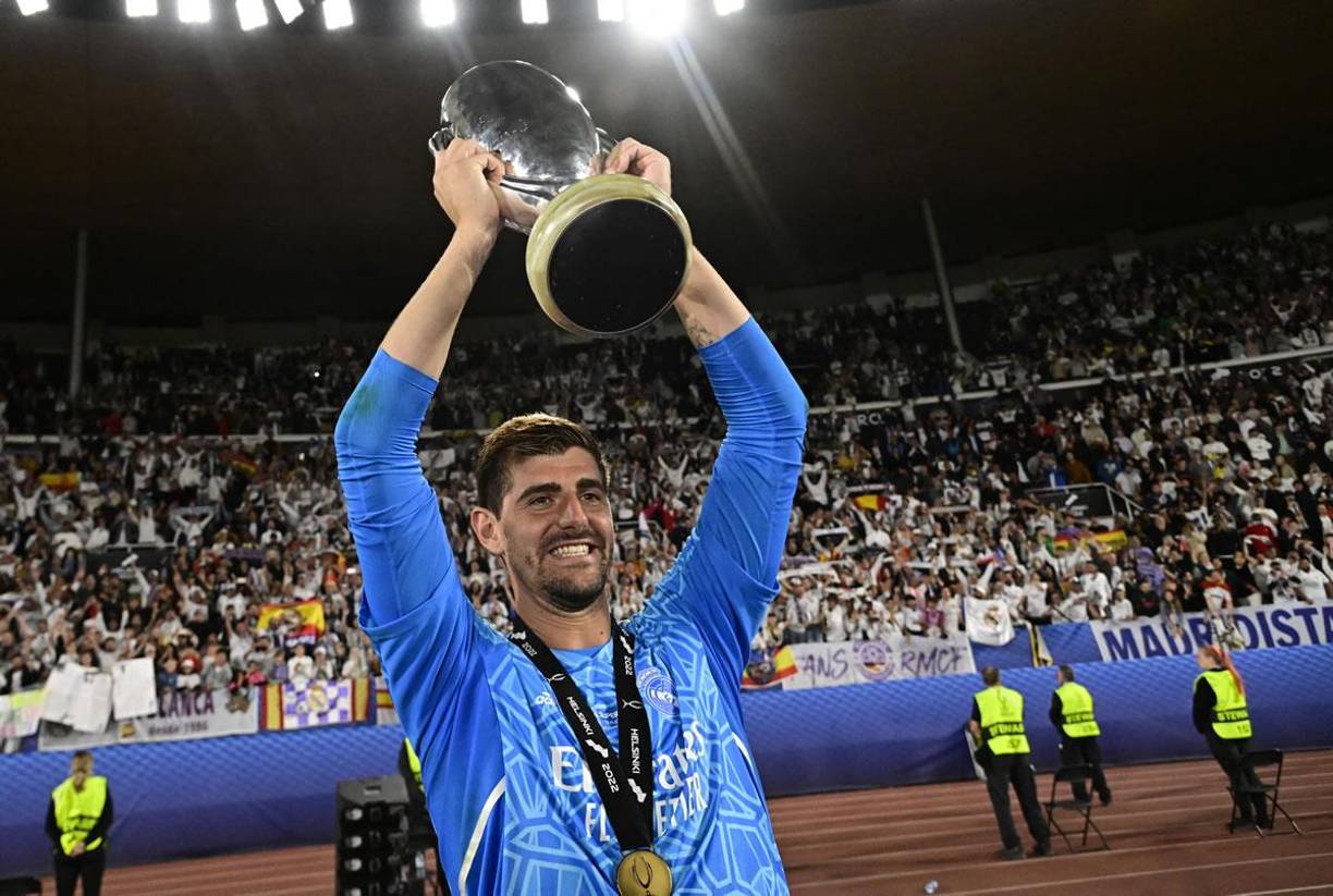 Thibaut Courtois también levantó la Copa.