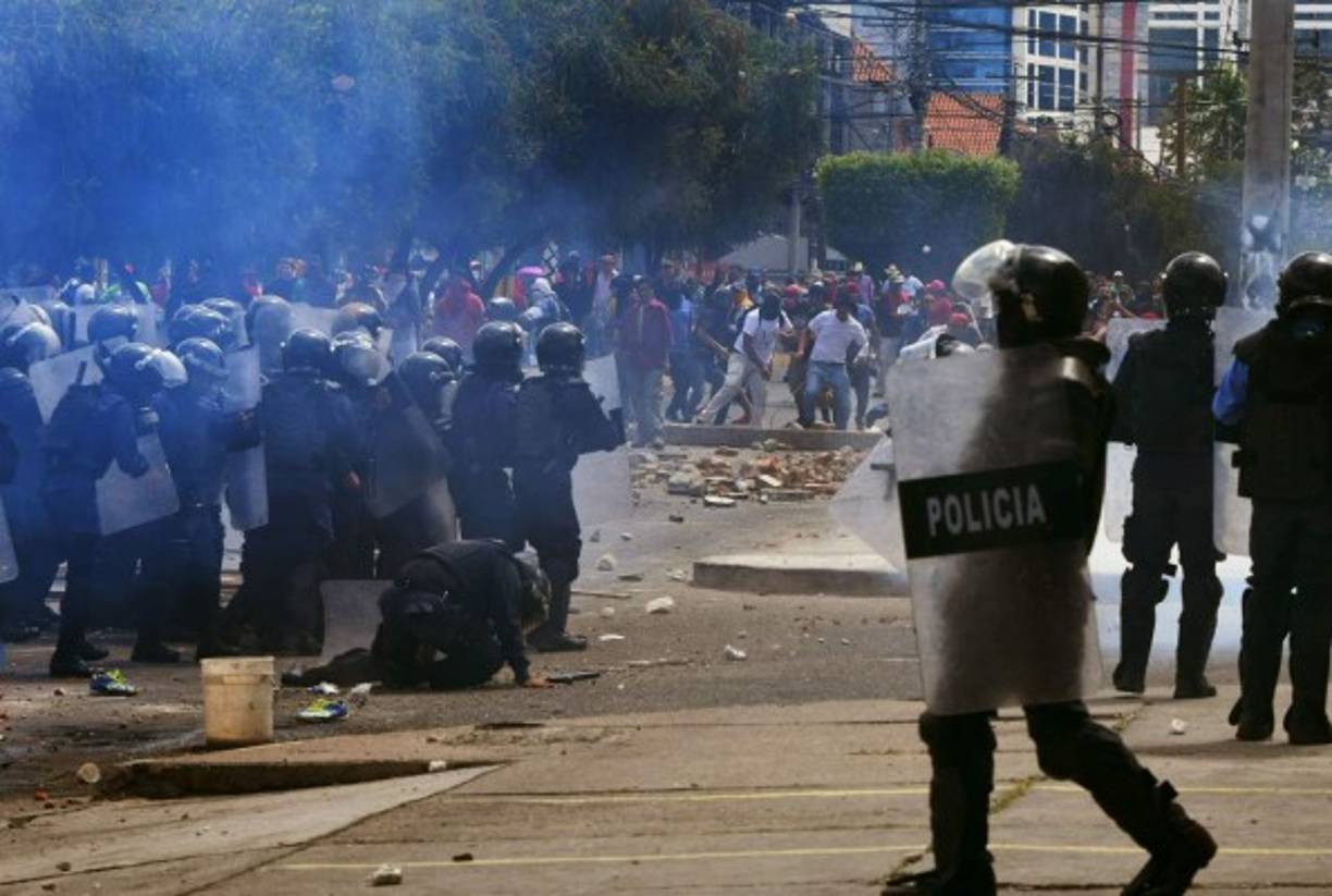 El presidente de Honduras, Juan Orlando Hernández, y otras autoridades presidieron el desfile oficial en el Estadio Nacional de Tegucigalpa, mientras que en otro sector de la capital el exgobernante Manuel Zelaya encabeza la marcha de la oposición.