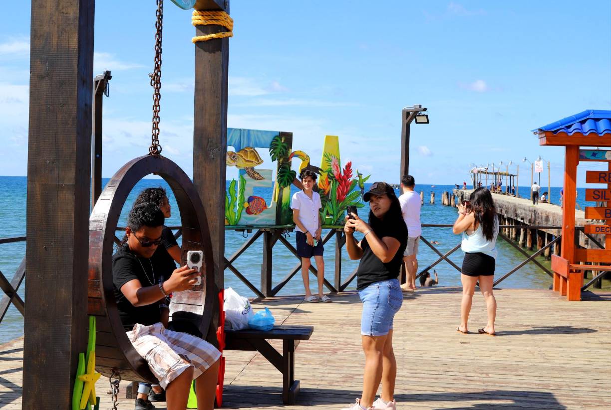 Los turistas llegan en centenares de excursiones de diferentes puntos del país, para apreciar la belleza de Tela. 