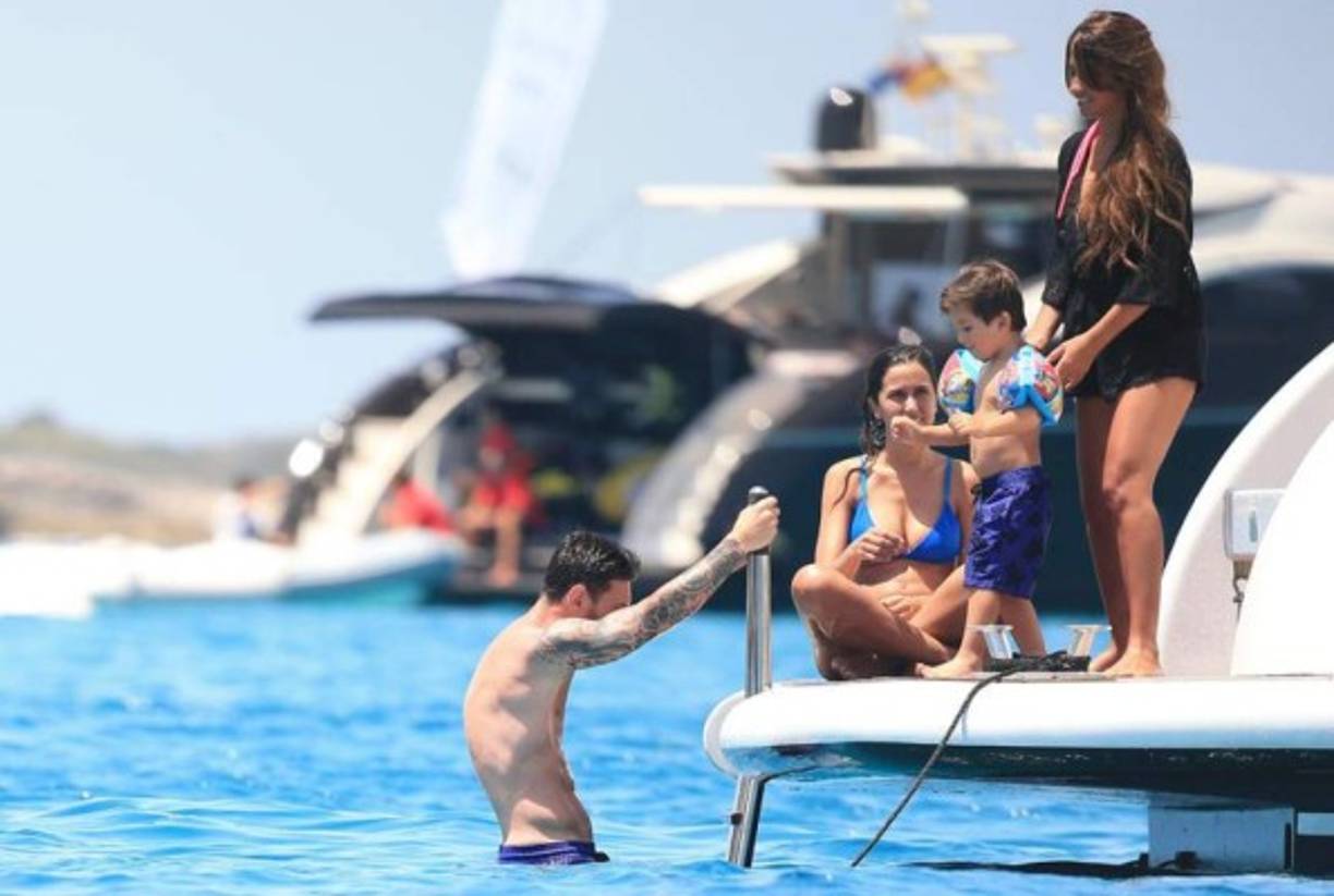 Antonella mientras le daba a Messi a su hijo para que disfruten del mar.
