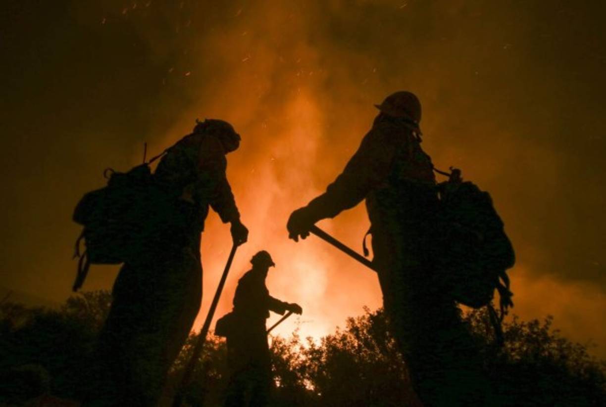 Unos 17.000 bomberos luchan contra cerca de 30 gigantescos incendios que consumían miles de hectáreas de bosques y arrasaban centenares de edificios en varios estados norteamericanos, particularmente en California.