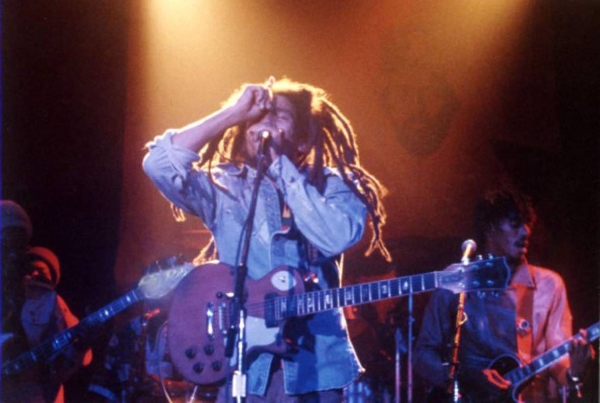 De hecho, el cantante fue uno de los primeros artistas de reggae en admitir públicamente que era rastafari, una religión que promueve la supremacía negra y las raíces africanas, y lo dejó ver en sus temas.