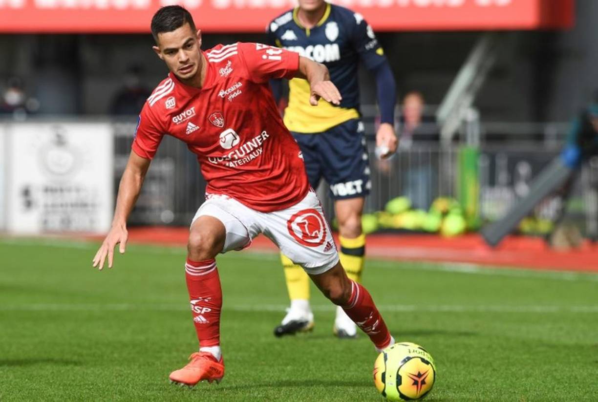 Romain Faivre: El talentoso centrocampista que milita en las filas del Brest ha señalado que le gustaría jugar en el PSG: “HaN habido contactos con mis agentes. Es un sueño. Es mi ciudad natal, mi familia y amigos están ahí...”, dijo el futbolista francoargelino en declaraciones a ‘ Canal+’.