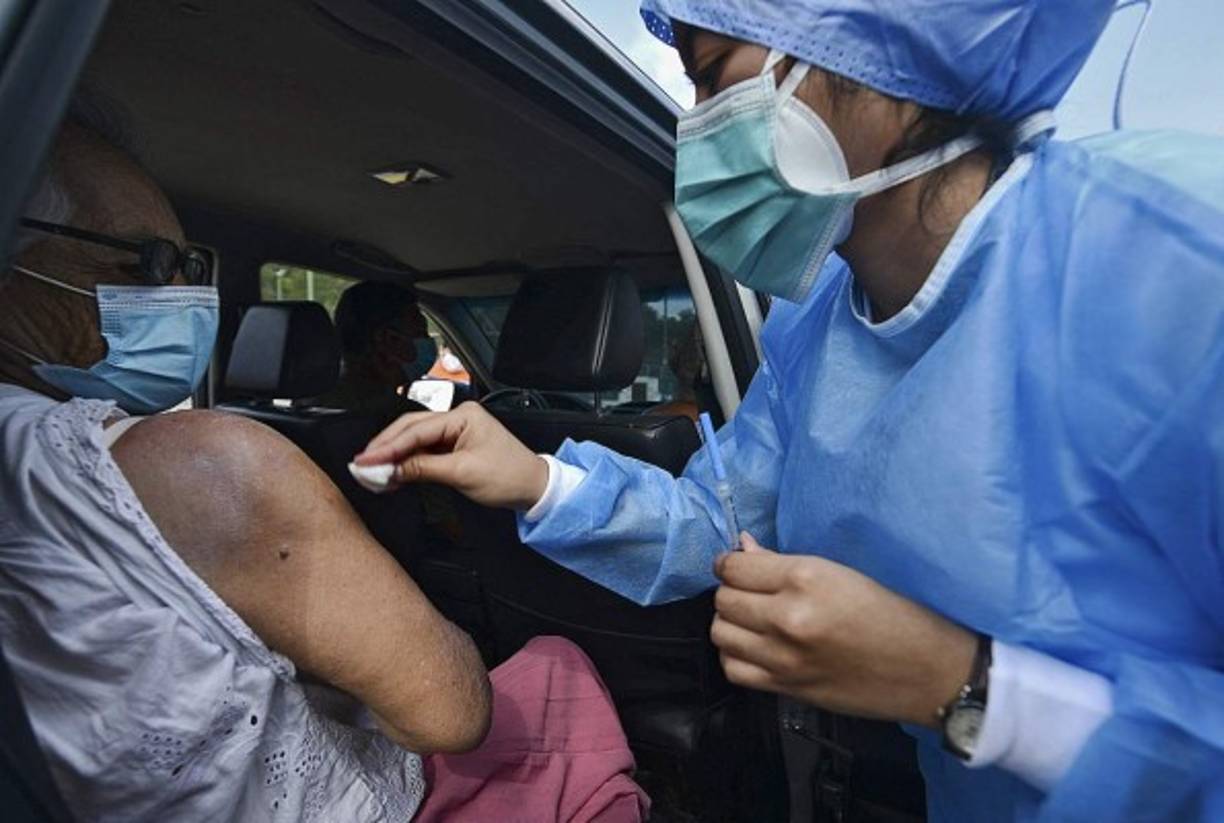 Sin bajar de los vehículos, enfermeras vacunan a adultos mayores en Tegucigalpa. El proceso se extenderá por territorio hondureño.