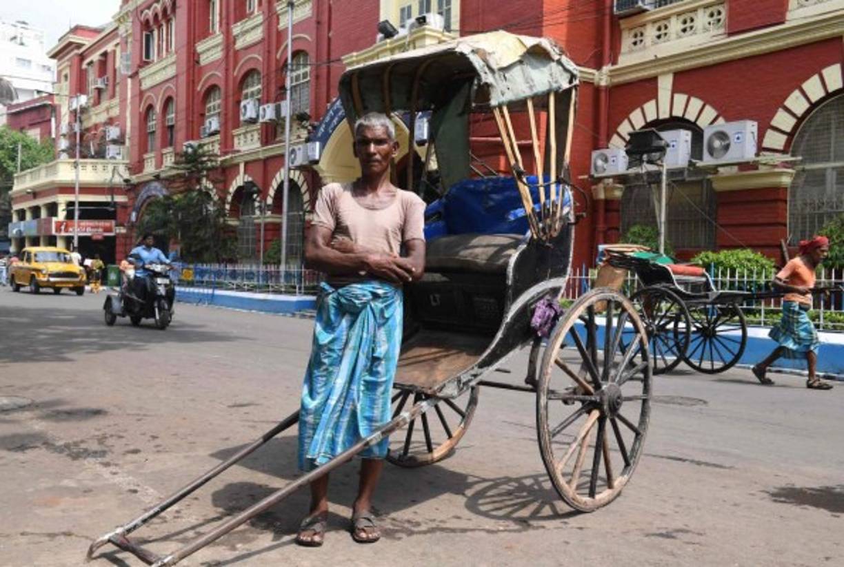 Jadeante y empapado en sudor, Mohammad Maqbool Ansari conduce a pie su rickshaw por las calles bulliciosas de Calcuta, abriéndose paso entre la muchedumbre en los mercados y entre los coches en los embotellamientos.<br/><br/>Calcuta es una de las pocas ciudades del mundo donde los rickshaw forman parte del paisaje, pero su fin se acerca. Herencia de la colonización británica, los conductores de rickshaws no pueden competir con las bicitaxis, los taxis amarillos de Calcuta o las más recientes aplicaciones para empresas con vehículos con conductor Uber o Ola.