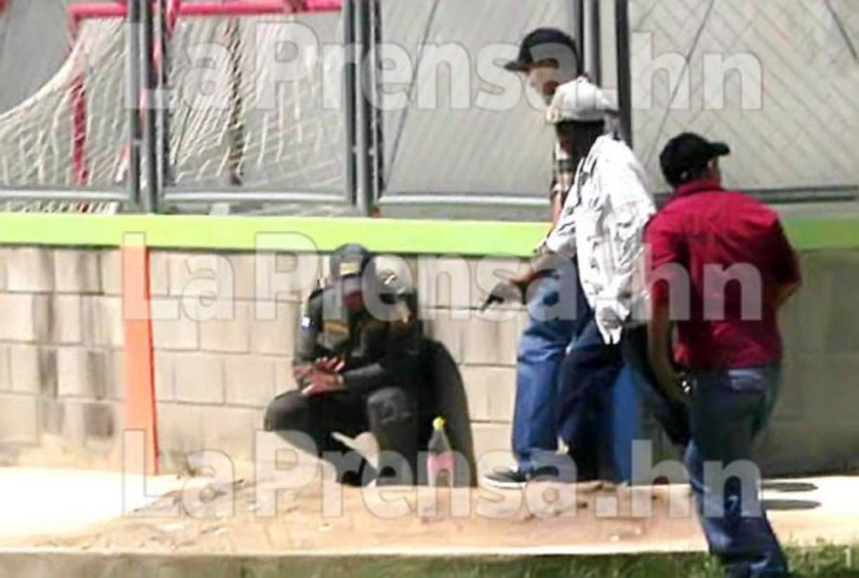 Luego de cometer el crimen, los matones encañonaron a un elemento de la Policía Municipal, este les rogó que le perdonaran la vida; solo lo despojaron de la pistola.