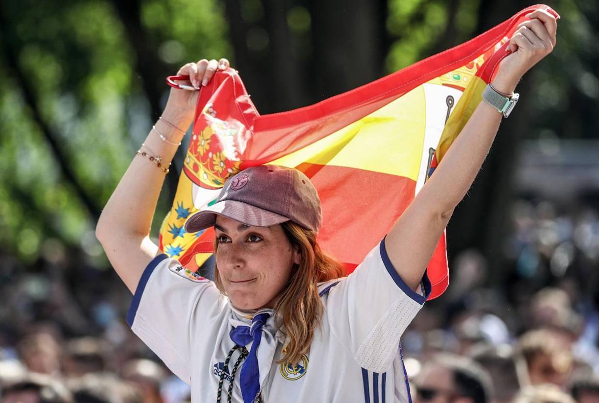 Esta aficionada del Real Madrid llegó a París con la bandera de España.