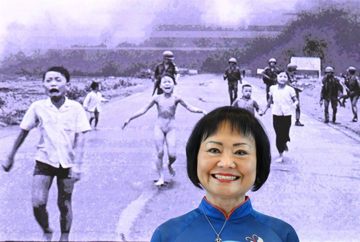  “No sé realmente cómo he sobrevivido y cómo estoy aquí. Mi historia comenzó con un bombardeo y una foto”, dijo la mujer.