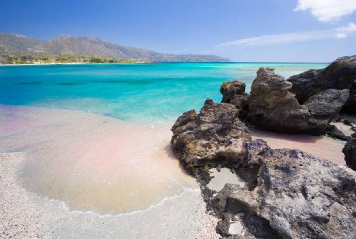 21. Playa de Elafonisi (Grecia): Su coloración rosada, característica por la que se ha hecho mundialmente famosa, se debe a la erosión de corales y conchas de organismos marinos. Sus fantásticas aguas cristalinas invitan a realizar snorkel y a disfrutar de una refrescante brisa.