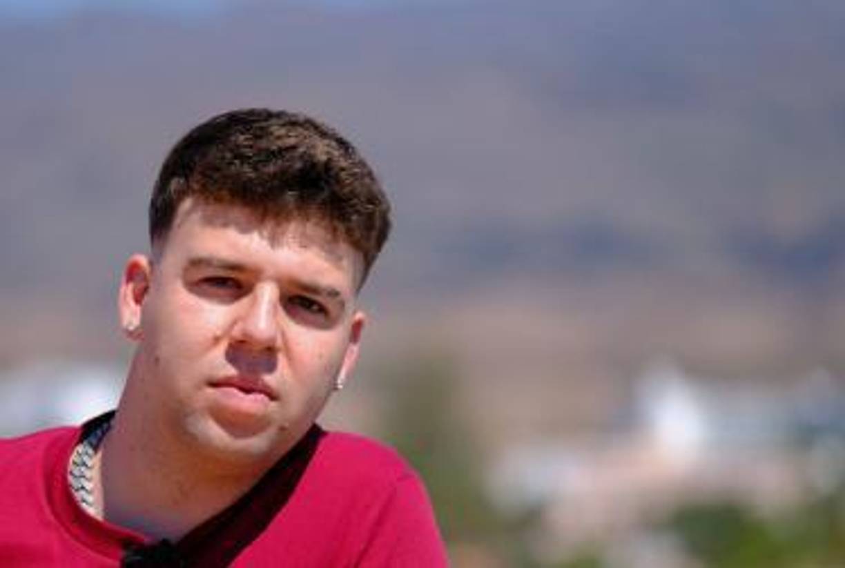 Llega además después de un frenazo en seco a su carrera, en el que salió completamente del foco público para descansar. “Necesito perder todo pa’ volver al punto cero, recordar lo que costó poder salir del agujero”, alegaba en el último tema que lanzó antes de ese retiro, en febrero de este año.