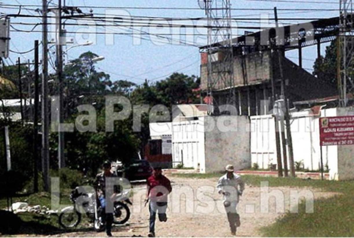 Los sujetos salieron a veloz carrera para escapar del lugar.