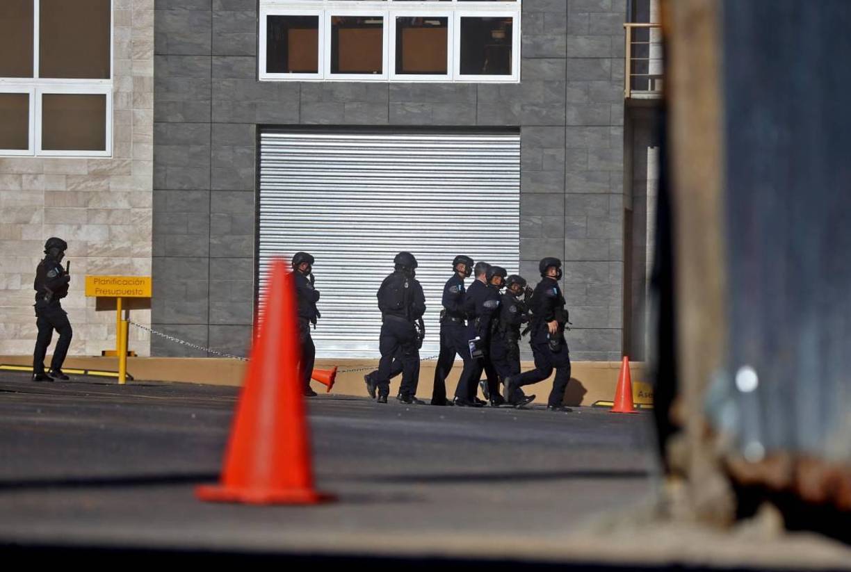 La firma de abogados que defiende a Hernández alega que agencias estadounidenses como la DEA, CIA y FBI poseen documentos que demostrarían la inocencia de su cliente, por lo que han solicitado al juez Kevin Castel que dicho material sea mostrado.