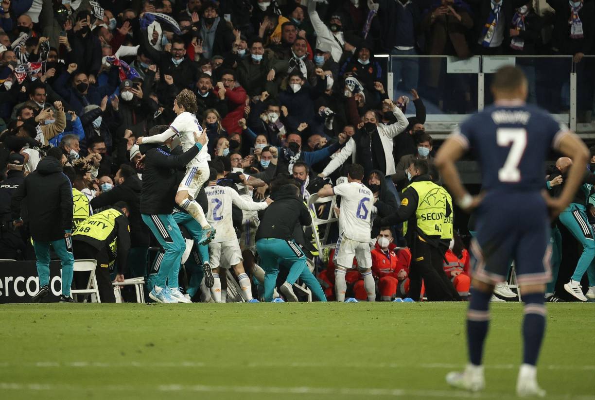 La locura de los madridistas celebrando el 3-1 contra el PSG.