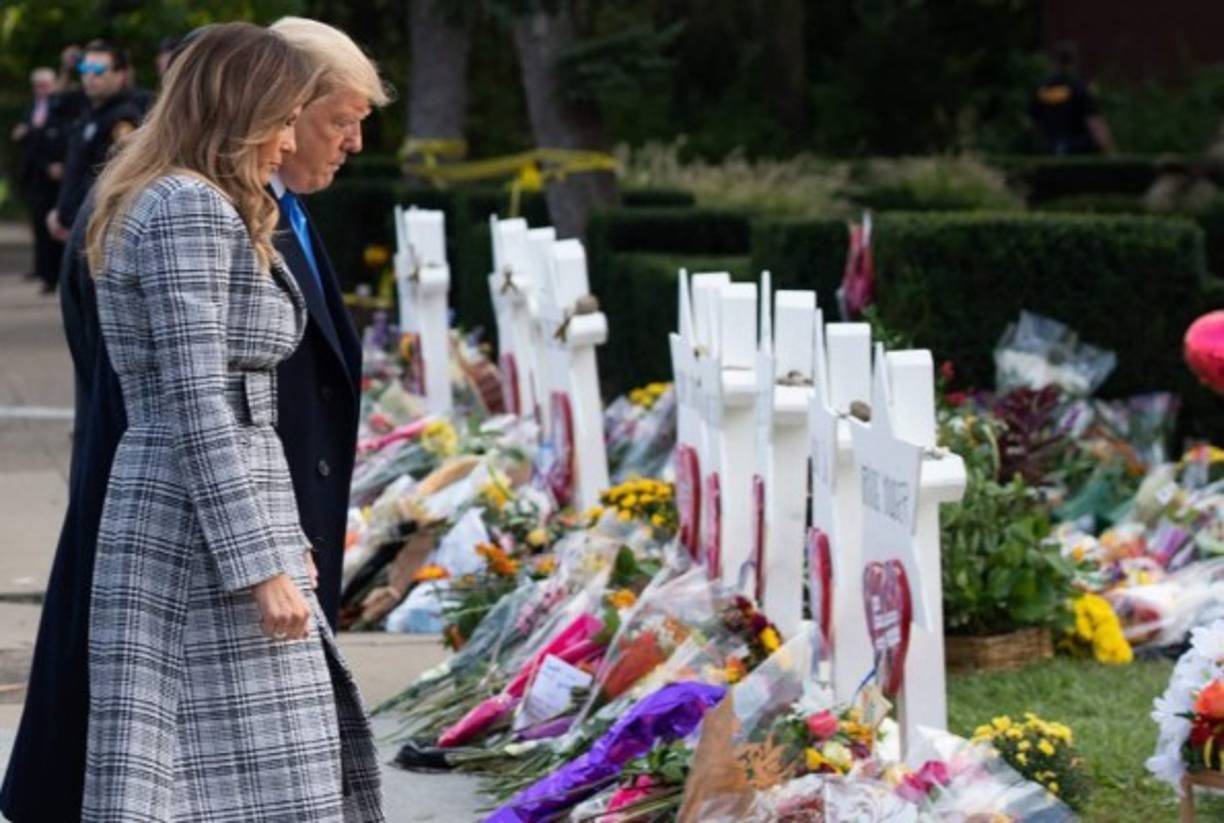 La pareja presidencial guardó un minuto de silencio en honor a las víctimas del atentado.