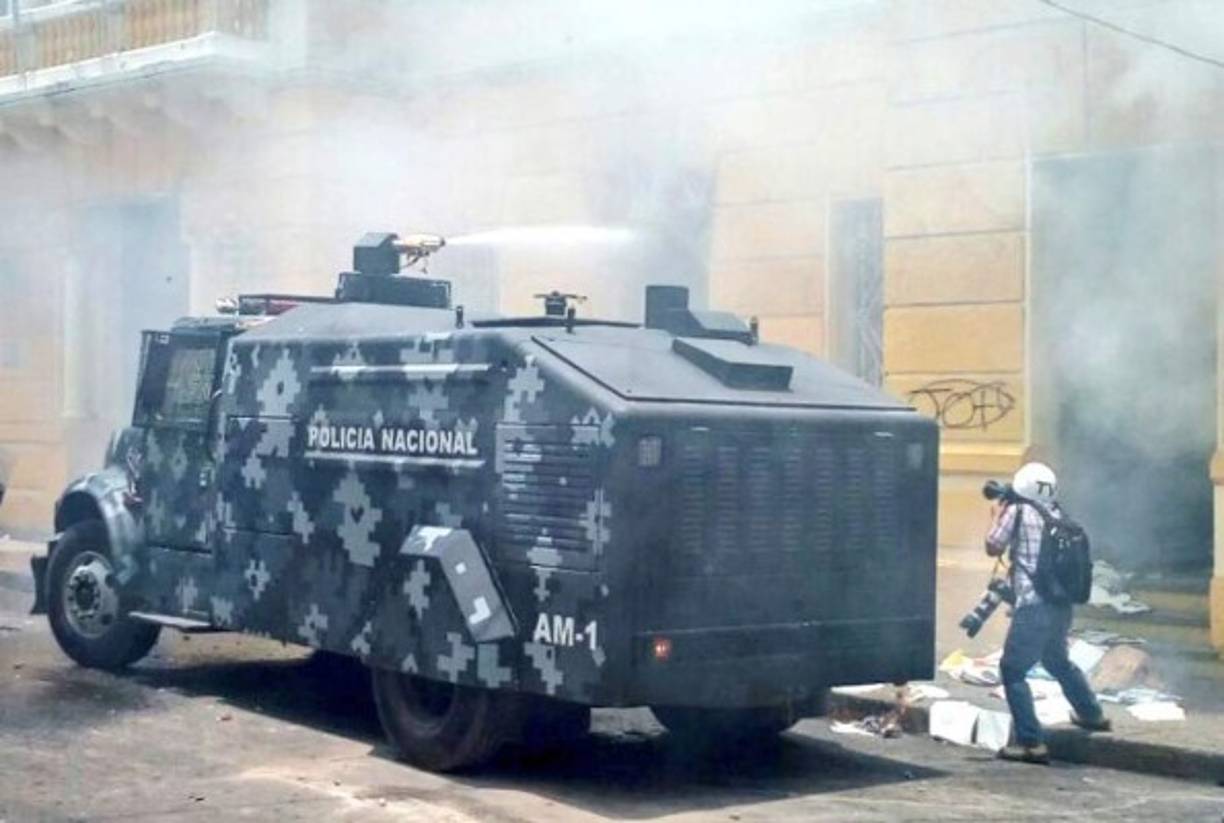 Una tanqueta lanza agua de la Policía también colaboró para apagar el incendio en el edificio municipal.