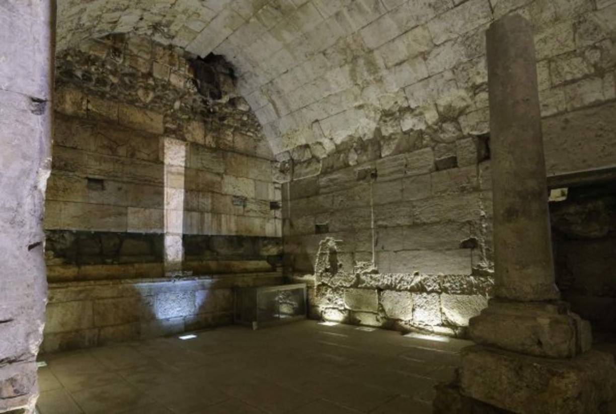 Un lujoso vestíbulo, algunas de cuyas partes ya habían sido reveladas por la Autoridad Israelí de Antigüedades (AIA), incluye una fuente sofisticada y fue probablemente utilizado para banquetes y otras reuniones de la élite local o para recibir dignatarios.