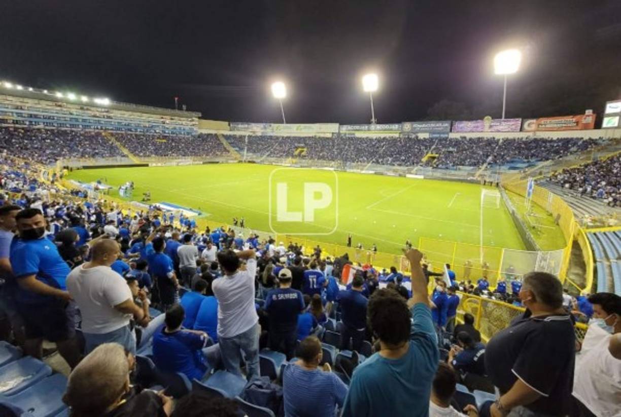 ¡Llenazo tremendo! Así lució el estadio Cuscatlán en el partido El Salvador-Estados Unidos.