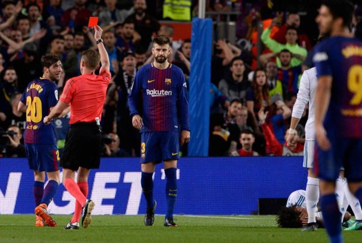 GRAF1270. BARCELONA, 20/10/2018.- El delantero argentino del FC Barcelona, Leo Messi, abandona el terreno de juego tras caer lesionado en una jugada del encuentro correspondiente a la novena jornada de primera división que disputan frente al Sevilla en el estadio del Camp Nou, en Barcelona. EFE/Alberto Estévez.