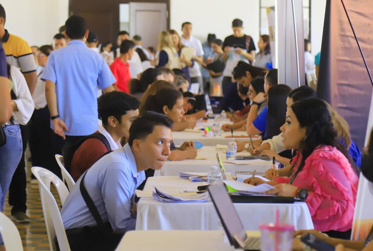 Aunque antes del mediodía ya habían sido contabilizados unas 300 personas, autoridades confirmaron que a otras jornadas han llegado más aspirantes, al grado que por la mañana ya habían atendido a 600 personas.