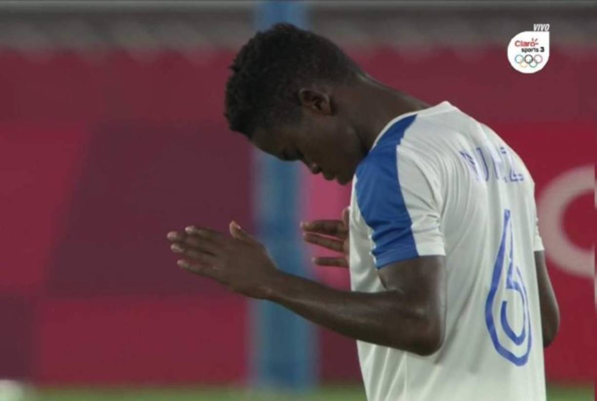 El volante Jonathan Núñez realizó una pequeña oración en el terreno de las acciones.