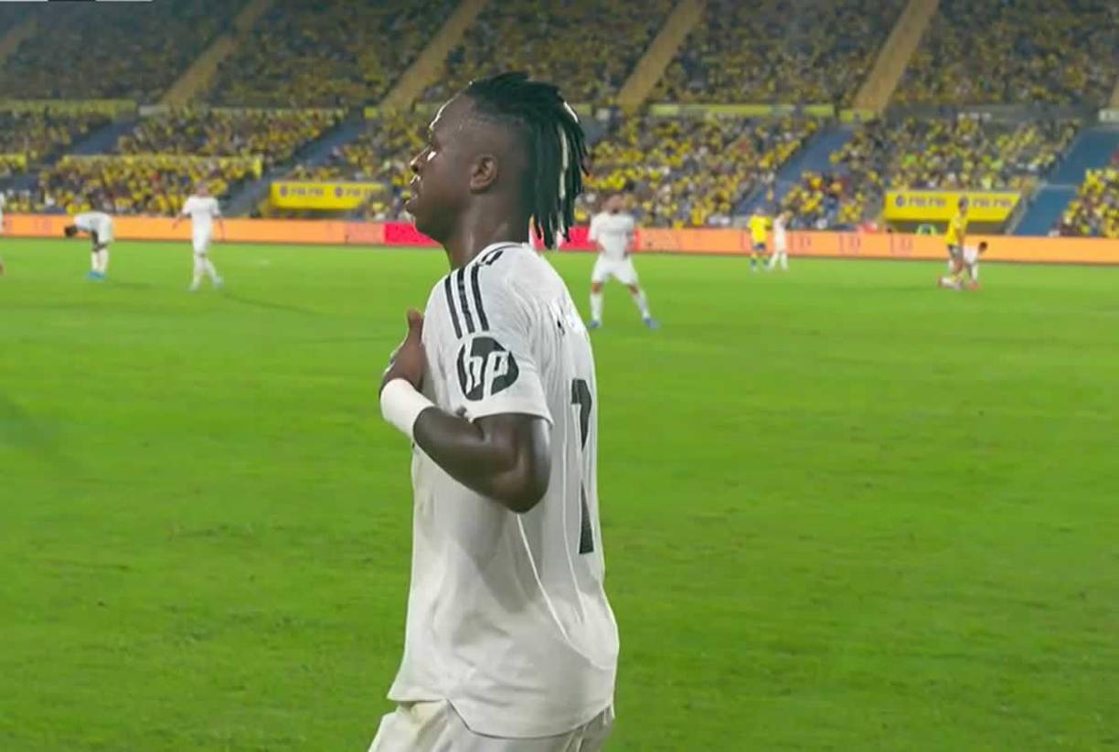 VInicius protagonizó un feo gesto al salir de cambio. El brasileño caminaba con la banda del campo cuando se tocó el escudo con su mano izquierda, un detalle contra la afición de Las Palmas que lo estaba abucheando en ese momento.