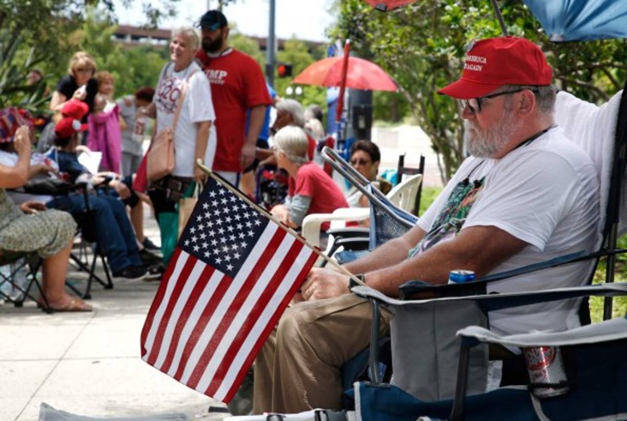 Los leales seguidores del magnate acampan desde ayer en las afueras del recinto con capacidad para 20,000 personas. El magnate prometió instalar gigantescas pantallas en las afueras para que las más de 100,000 personas, que según el asistirán al evento, no se pierdan ningún detalle.