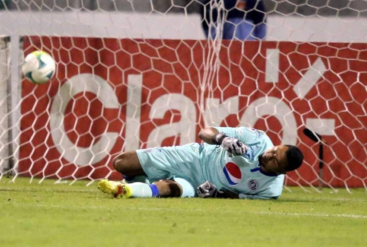 El portero motagüense Marlon Licona no pudo adivinar donde iba el penal de Yustin Arboleda.