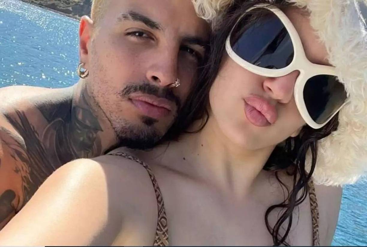 Tras dos años de relación, con anillo de compromiso y boda anunciada, la ruptura de Rosalía y Rauw Alejandro tomó a todos por sorpresa y provocó un duelo de indirectas en los Latin Grammy, el primer acto público en el que los dos artistas coincidían. Solo un mes después, Cupido volvió a tocar el corazón de la española. Imágenes publicadas en medios estadounidenses apuntan a que su nueva ilusión es el actor Jeremy Allen White (“The Bear”).