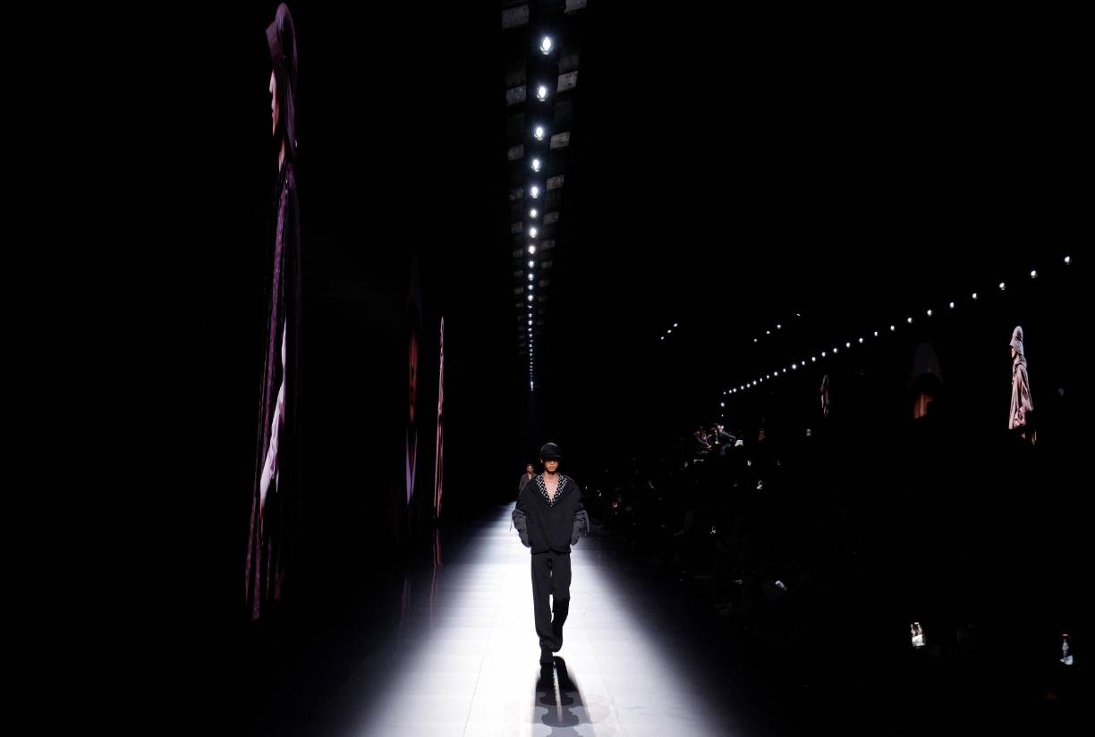 “Creo que hay un nuevo sentimiento de comodidad en la colección, una combinación de formalidad e informalidad”, explicó a la AFP Kim Jones, creador jefe de Dior.