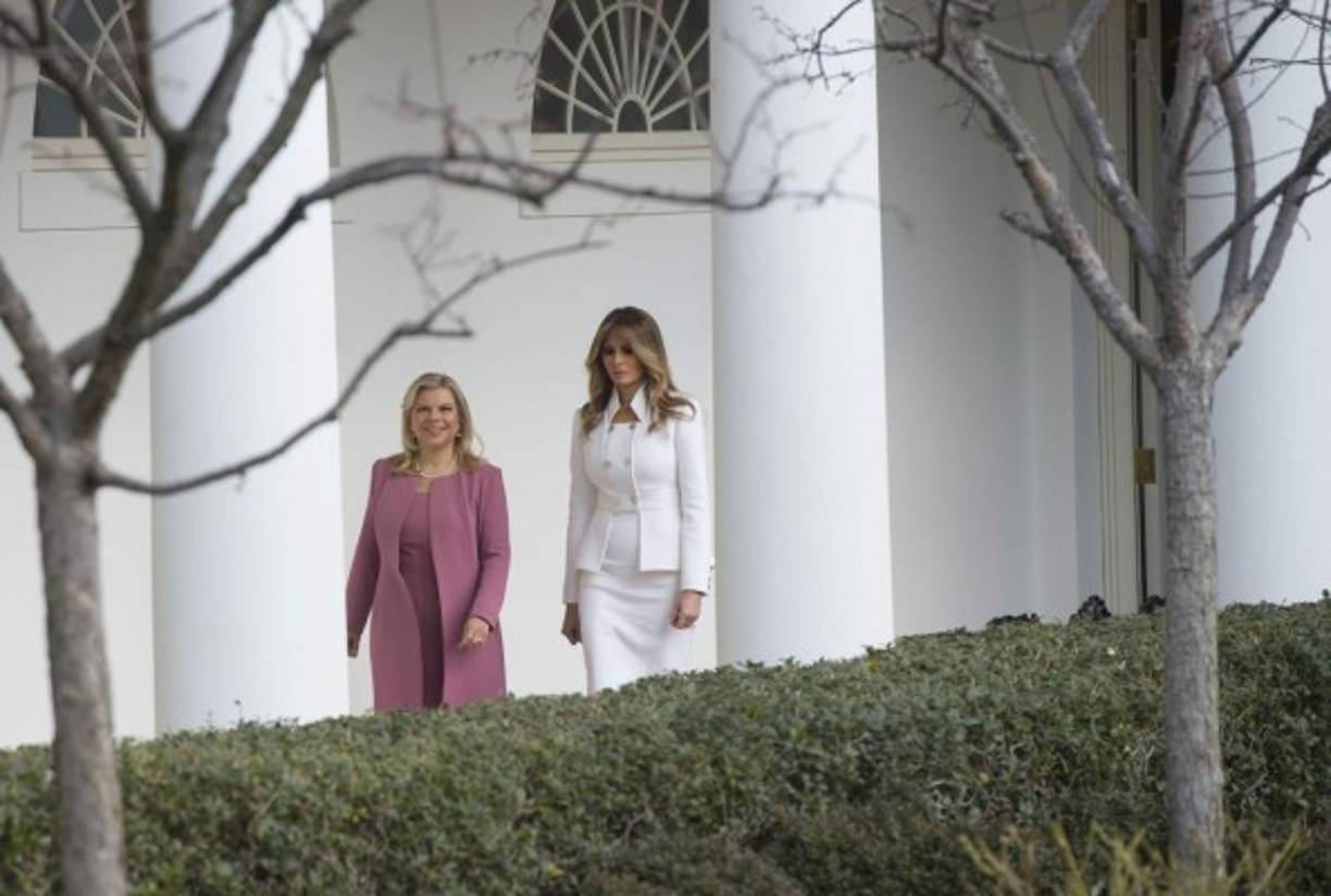 La anfitriona, Melania, le mostró los jardines de la Casa Blanca a Sara Netanyahu.