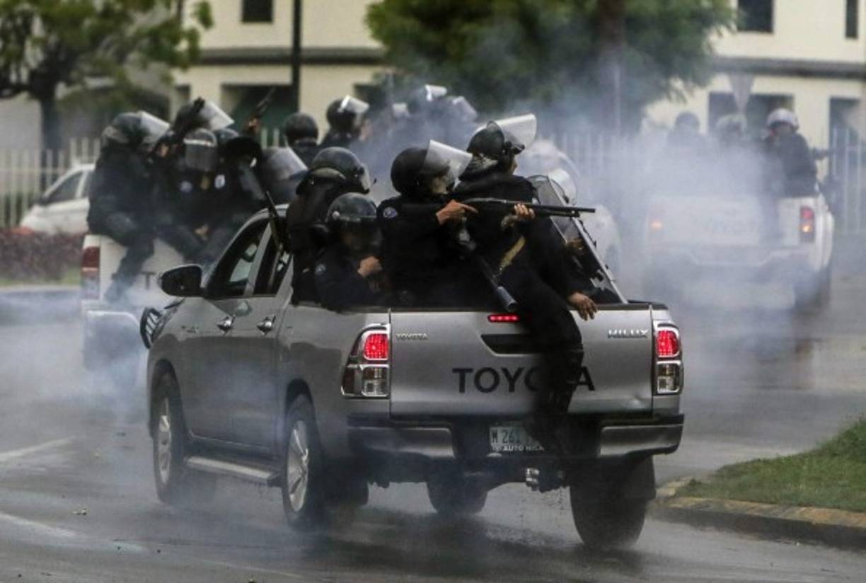 Riot police clash with protesting engineering students in Managua on May 28, 2018. / AFP PHOTO / INTI OCON