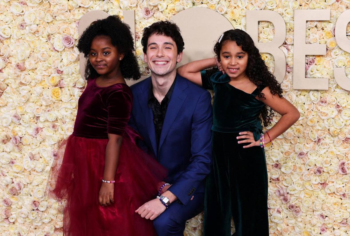 Julian Shapiro-Barnum, posa junto a las pequeñas Avery y Amina 