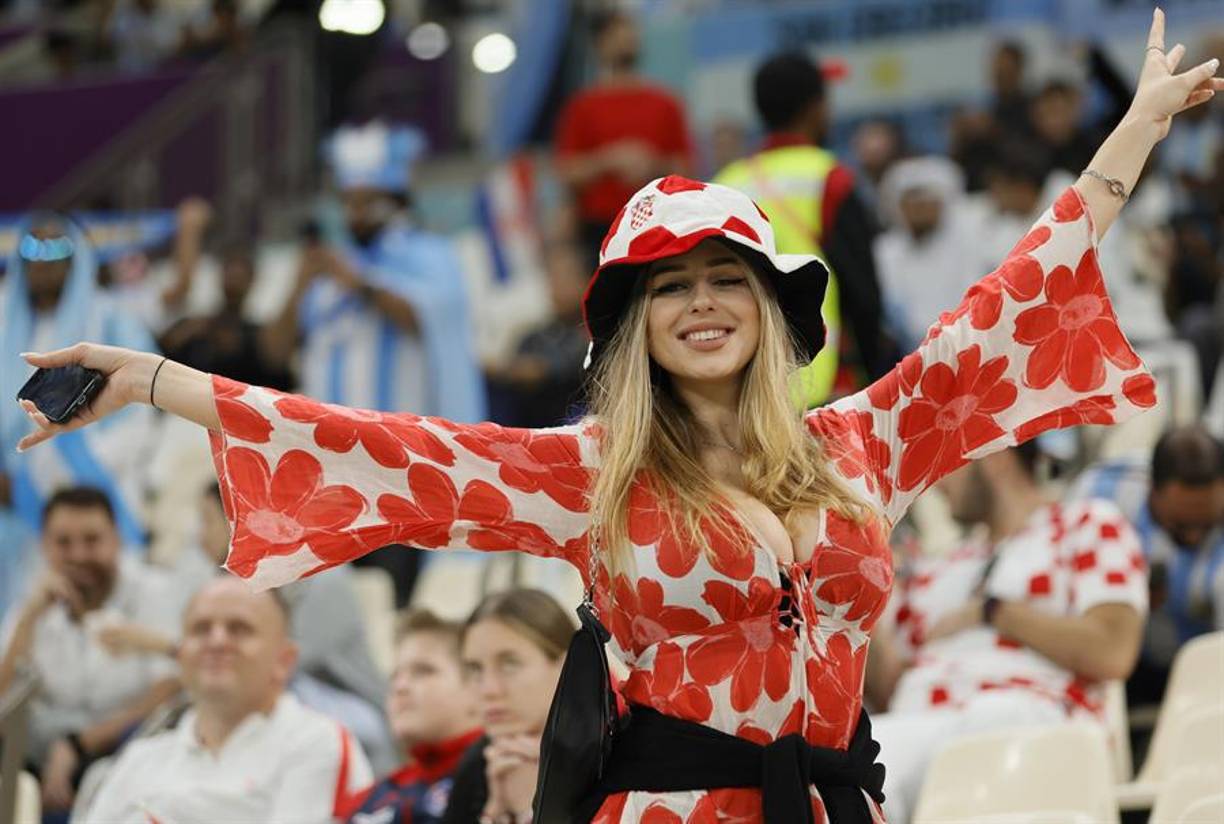 También se roban la atención las hermosas aficionadas de ambos equipos.